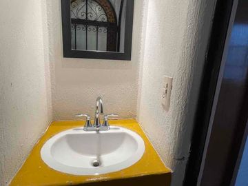 CUERNAVACA COL. LOMAS DE CORTES RENTO CASA EN COND. 3 RECS. 3 BAÑOS, AIRE ACONDICIONADO, JARDIN ARBOLADO ALBERCA