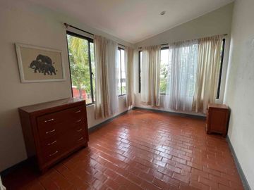 CUERNAVACA COL. LOMAS DE CORTES RENTO CASA EN COND. 3 RECS. 3 BAÑOS, AIRE ACONDICIONADO, JARDIN ARBOLADO ALBERCA