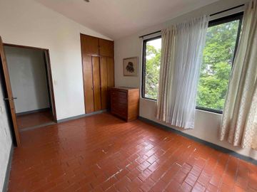 CUERNAVACA COL. LOMAS DE CORTES RENTO CASA EN COND. 3 RECS. 3 BAÑOS, AIRE ACONDICIONADO, JARDIN ARBOLADO ALBERCA