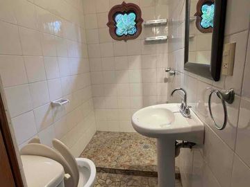 CUERNAVACA COL. LOMAS DE CORTES RENTO CASA EN COND. 3 RECS. 3 BAÑOS, AIRE ACONDICIONADO, JARDIN ARBOLADO ALBERCA
