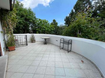 CUERNAVACA COL. LOMAS DE CORTES RENTO CASA EN COND. 3 RECS. 3 BAÑOS, AIRE ACONDICIONADO, JARDIN ARBOLADO ALBERCA