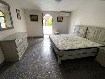 CUERNAVACA COL. LOMAS DE CORTES RENTO CASA EN COND. 3 RECS. 3 BAÑOS, AIRE ACONDICIONADO, JARDIN ARBOLADO ALBERCA