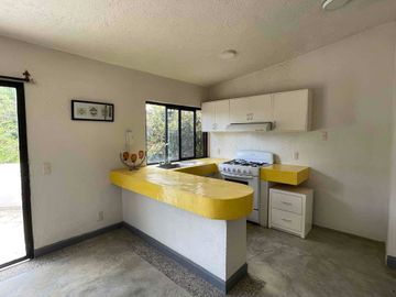 CUERNAVACA COL. LOMAS DE CORTES RENTO CASA EN COND. 3 RECS. 3 BAÑOS, AIRE ACONDICIONADO, JARDIN ARBOLADO ALBERCA