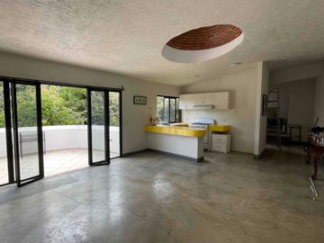 CUERNAVACA COL. LOMAS DE CORTES RENTO CASA EN COND. 3 RECS. 3 BAÑOS, AIRE ACONDICIONADO, JARDIN ARBOLADO ALBERCA