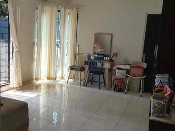 Rumah Dengan Kolam Renang dan Banyak Kamar serta Garasi yang Luas di Giri Loka BSD