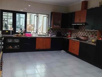 Rumah Dengan Kolam Renang dan Banyak Kamar serta Garasi yang Luas di Giri Loka BSD