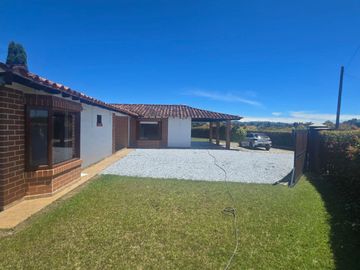 SE VENDE CASA CAMPESTRE EN RIO NEGRO