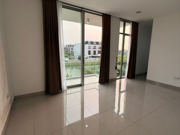 Disewakan Rumah di Cluster Riverside Pik2, Ukuran 10X25m2,View Danau, Kosongan