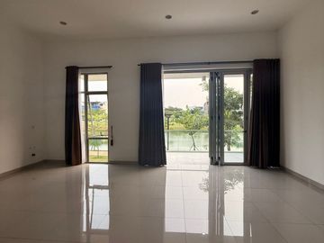 Disewakan Rumah di Cluster Riverside Pik2, Ukuran 10X25m2,View Danau, Kosongan