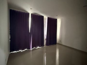 Disewakan Rumah di Cluster Riverside Pik2, Ukuran 10X25m2,View Danau, Kosongan