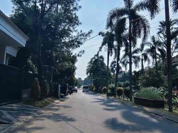 Rumah Halaman Besar Rapih Siap Huni di Villa Melati Mas Serpong