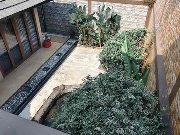 Rumah Halaman Besar Rapih Siap Huni di Villa Melati Mas Serpong