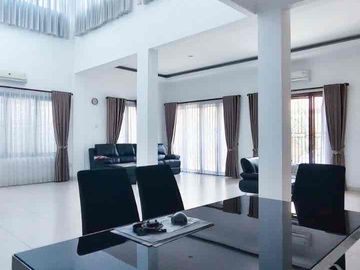 Rumah Halaman Besar Rapih Siap Huni di Villa Melati Mas Serpong