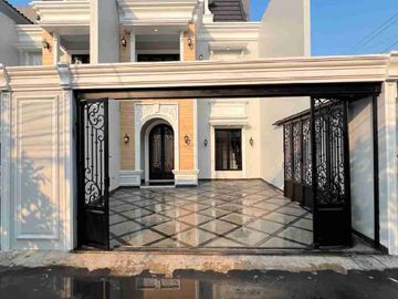 Jual rumah american classic modern style dalam cluster 2 1/2 lantai di lengkapi rooftop. Jagakarsa Jakarta Selatan.