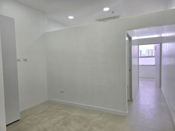OFICINA EN ARRIENDO EN HOLGUINES TRADE CENTER