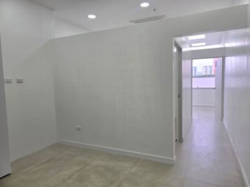 OFICINA EN ARRIENDO EN HOLGUINES TRADE CENTER