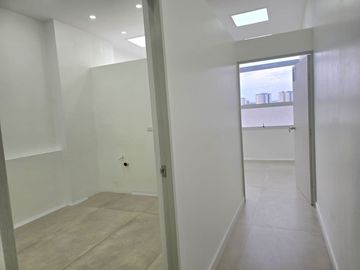 OFICINA EN ARRIENDO EN HOLGUINES TRADE CENTER