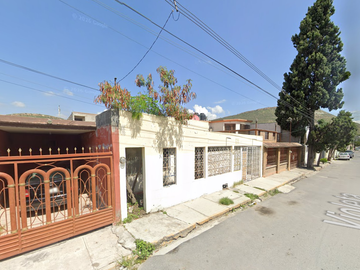 Casa en venta en Saltillo, Col. Valle de las Flores
