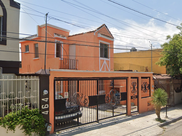 Casa en venta en Saltillo, Col. Los Arcos
