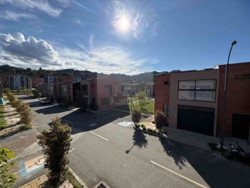 Casa esquinera en urbanización abierta La Ceja