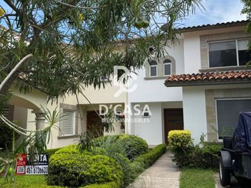 SE VENDE CASA EN LAS ALAMEDAS