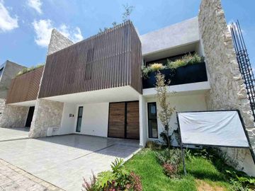 Casa en venta en Lomas de Angelopolis, Puebla ubicada a 2km de Sonata, Con Recámara en Planta Baja y Roof Garden