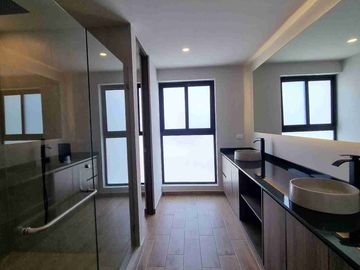 Casa en venta en Lomas de Angelopolis, Puebla ubicada a 2km de Sonata, Con Recámara en Planta Baja y Roof Garden