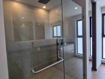 Casa en venta en Lomas de Angelopolis, Puebla ubicada a 2km de Sonata, Con Recámara en Planta Baja y Roof Garden