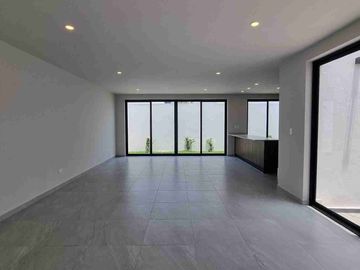 Casa en venta en Lomas de Angelopolis, Puebla ubicada a 2km de Sonata, Con Recámara en Planta Baja y Roof Garden