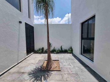 Casa en venta en Lomas de Angelopolis, Puebla ubicada a 2km de Sonata, Con Recámara en Planta Baja y Roof Garden