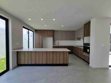 Casa en venta en Lomas de Angelopolis, Puebla ubicada a 2km de Sonata, Con Recámara en Planta Baja y Roof Garden
