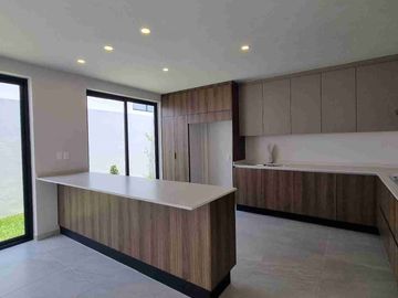 Casa en venta en Lomas de Angelopolis, Puebla ubicada a 2km de Sonata, Con Recámara en Planta Baja y Roof Garden