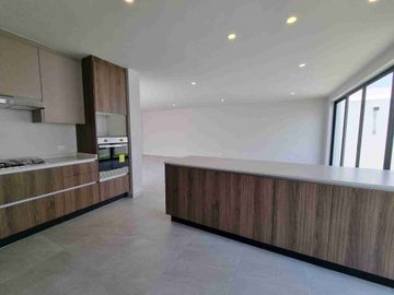Casa en venta en Lomas de Angelopolis, Puebla ubicada a 2km de Sonata, Con Recámara en Planta Baja y Roof Garden