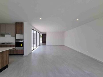 Casa en venta en Lomas de Angelopolis, Puebla ubicada a 2km de Sonata, Con Recámara en Planta Baja y Roof Garden