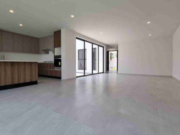Casa en venta en Lomas de Angelopolis, Puebla ubicada a 2km de Sonata, Con Recámara en Planta Baja y Roof Garden
