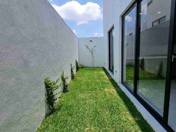 Casa en venta en Lomas de Angelopolis, Puebla ubicada a 2km de Sonata, Con Recámara en Planta Baja y Roof Garden