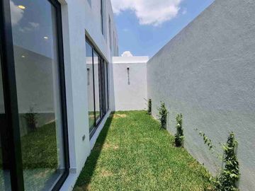 Casa en venta en Lomas de Angelopolis, Puebla ubicada a 2km de Sonata, Con Recámara en Planta Baja y Roof Garden