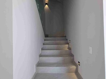 Casa en venta en Lomas de Angelopolis, Puebla ubicada a 2km de Sonata, Con Recámara en Planta Baja y Roof Garden