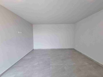 Casa en venta en Lomas de Angelopolis, Puebla ubicada a 2km de Sonata, Con Recámara en Planta Baja y Roof Garden