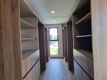 Casa en venta en Lomas de Angelopolis, Puebla ubicada a 2km de Sonata, Con Recámara en Planta Baja y Roof Garden