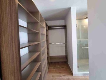 Casa en venta en Lomas de Angelopolis, Puebla ubicada a 2km de Sonata, Con Recámara en Planta Baja y Roof Garden