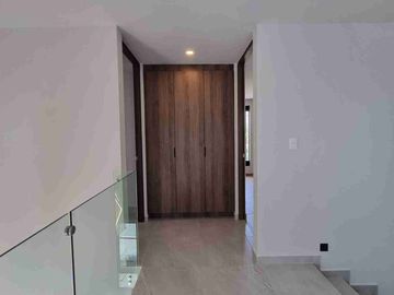 Casa en venta en Lomas de Angelopolis, Puebla ubicada a 2km de Sonata, Con Recámara en Planta Baja y Roof Garden