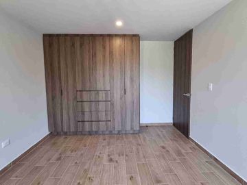 Casa en venta en Lomas de Angelopolis, Puebla ubicada a 2km de Sonata, Con Recámara en Planta Baja y Roof Garden