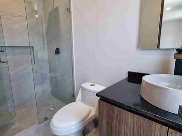Casa en venta en Lomas de Angelopolis, Puebla ubicada a 2km de Sonata, Con Recámara en Planta Baja y Roof Garden