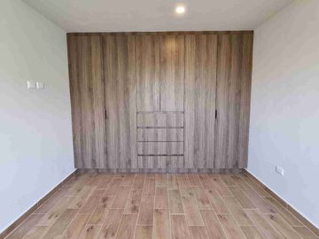 Casa en venta en Lomas de Angelopolis, Puebla ubicada a 2km de Sonata, Con Recámara en Planta Baja y Roof Garden