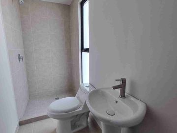 Casa en venta en Lomas de Angelopolis, Puebla ubicada a 2km de Sonata, Con Recámara en Planta Baja y Roof Garden