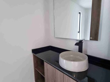 Casa en venta en Lomas de Angelopolis, Puebla ubicada a 2km de Sonata, Con Recámara en Planta Baja y Roof Garden