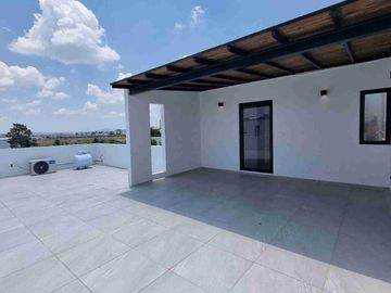 Casa en venta en Lomas de Angelopolis, Puebla ubicada a 2km de Sonata, Con Recámara en Planta Baja y Roof Garden