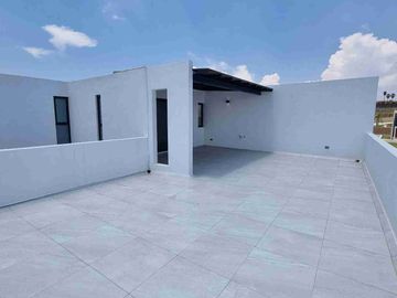 Casa en venta en Lomas de Angelopolis, Puebla ubicada a 2km de Sonata, Con Recámara en Planta Baja y Roof Garden
