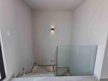 Casa en venta en Lomas de Angelopolis, Puebla ubicada a 2km de Sonata, Con Recámara en Planta Baja y Roof Garden